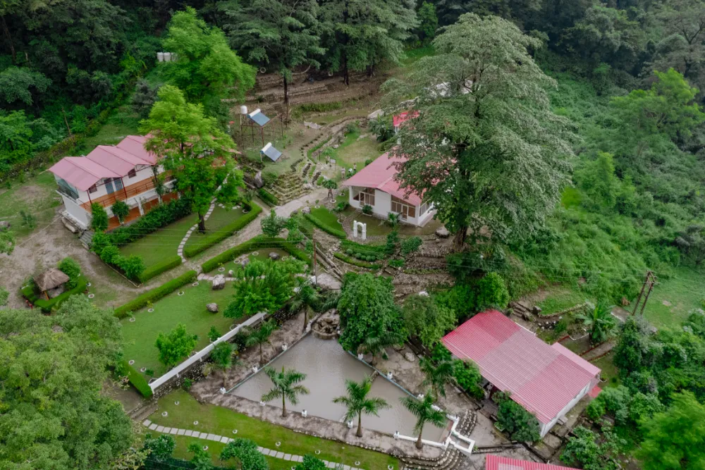 Studenten die yoga beoefenen bij Adhiroha yoga docentenopleiding in Rishikesh