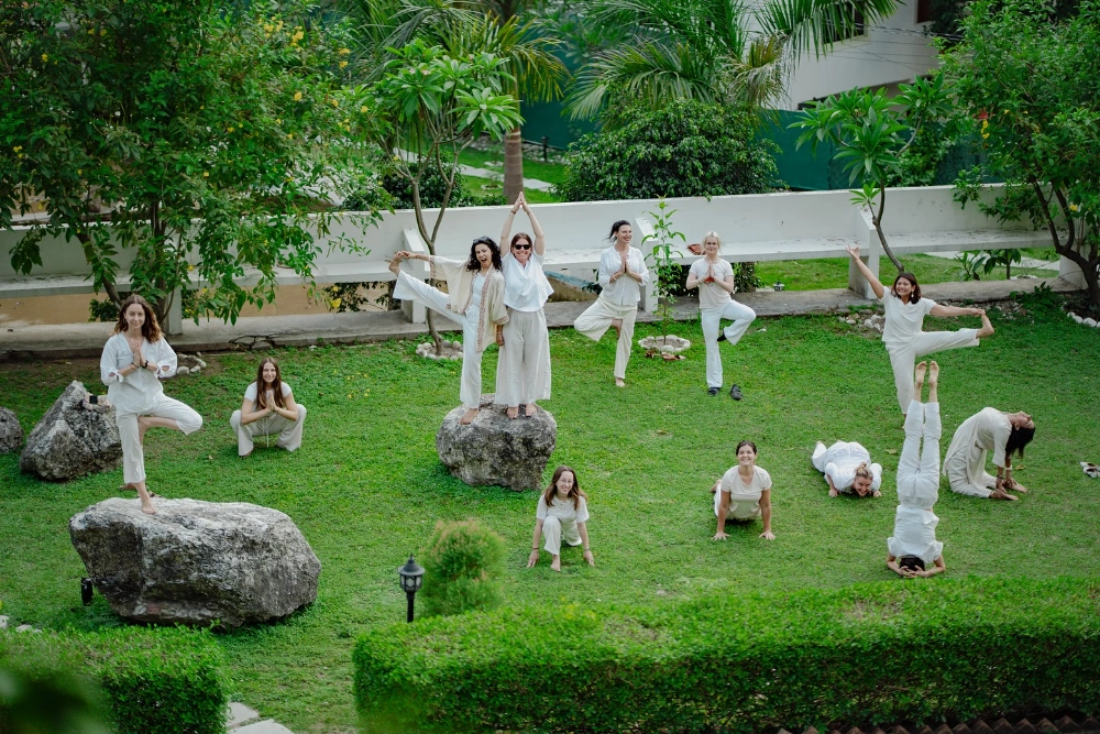 Openlucht yoga practice gebied bij Adhiroha Rishikesh