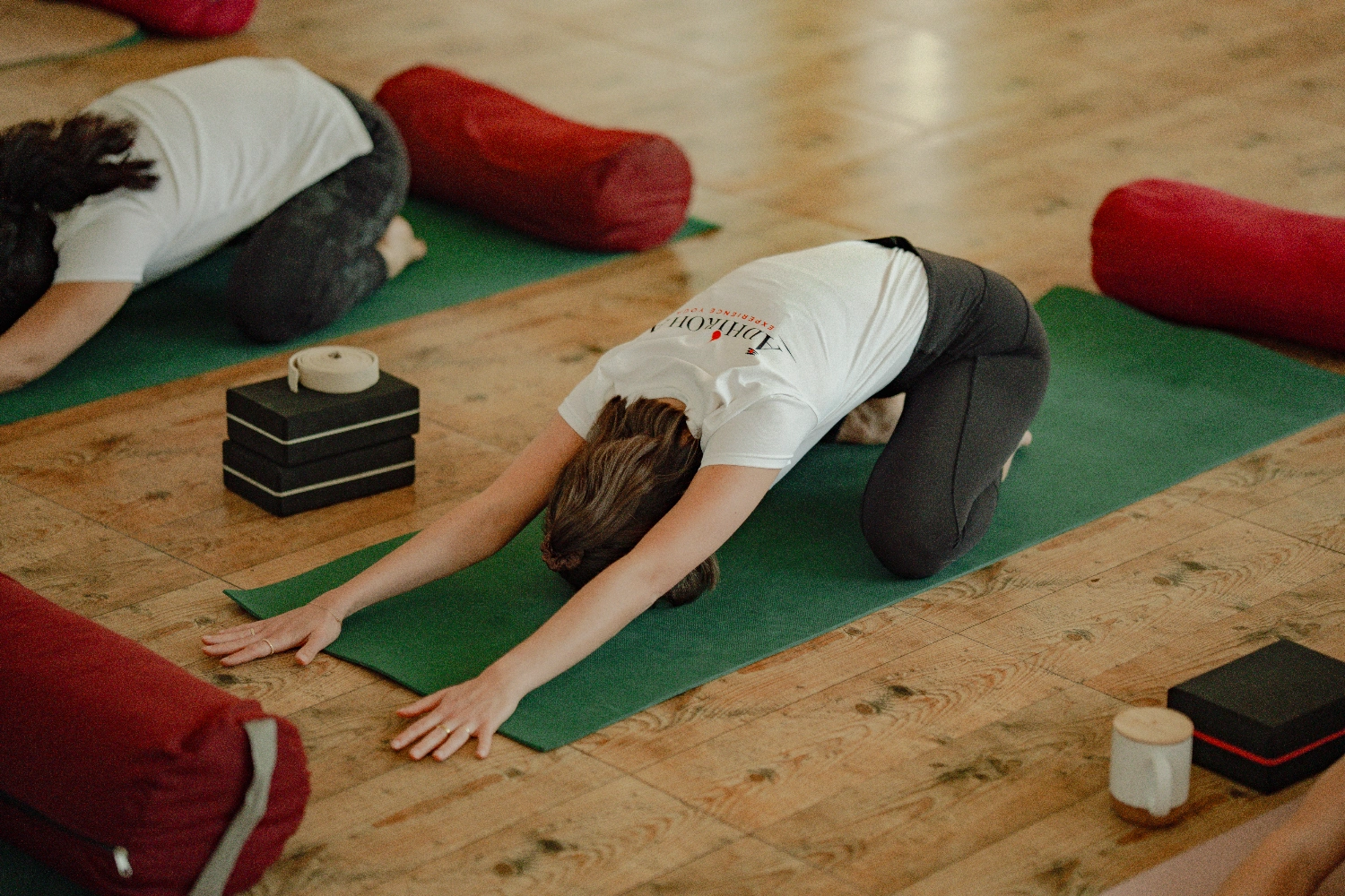 Yoga beoefening bij de Ganges rivier in Rishikesh