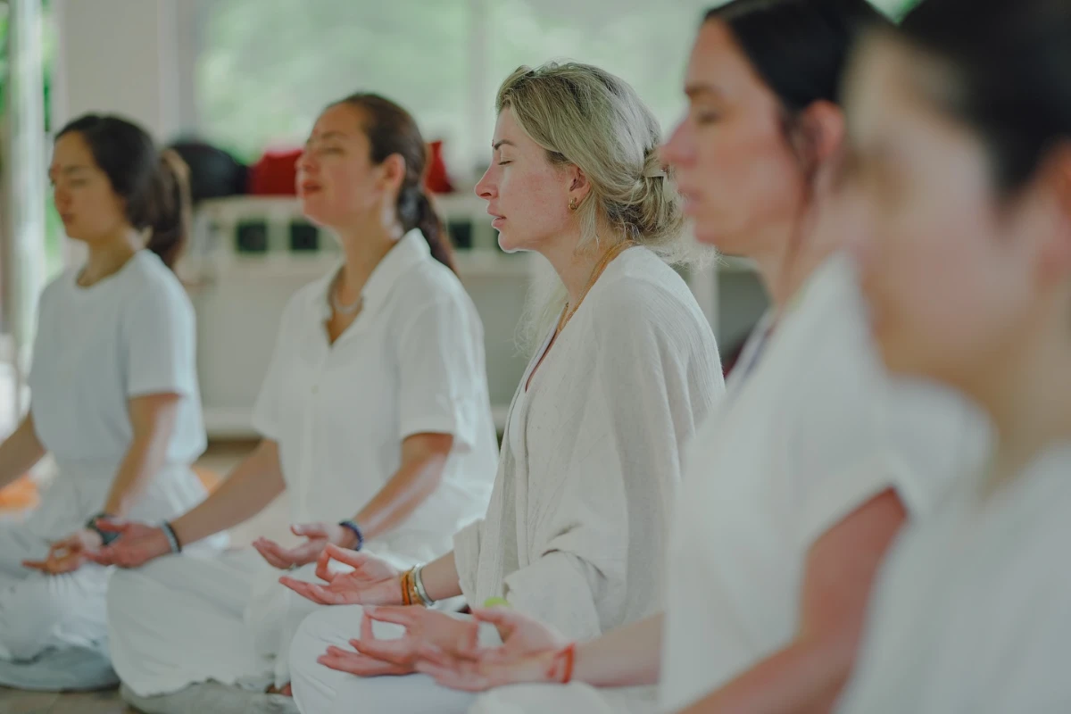 Gelukkige studenten na het voltooien van yoga docentenopleiding bij Adhiroha