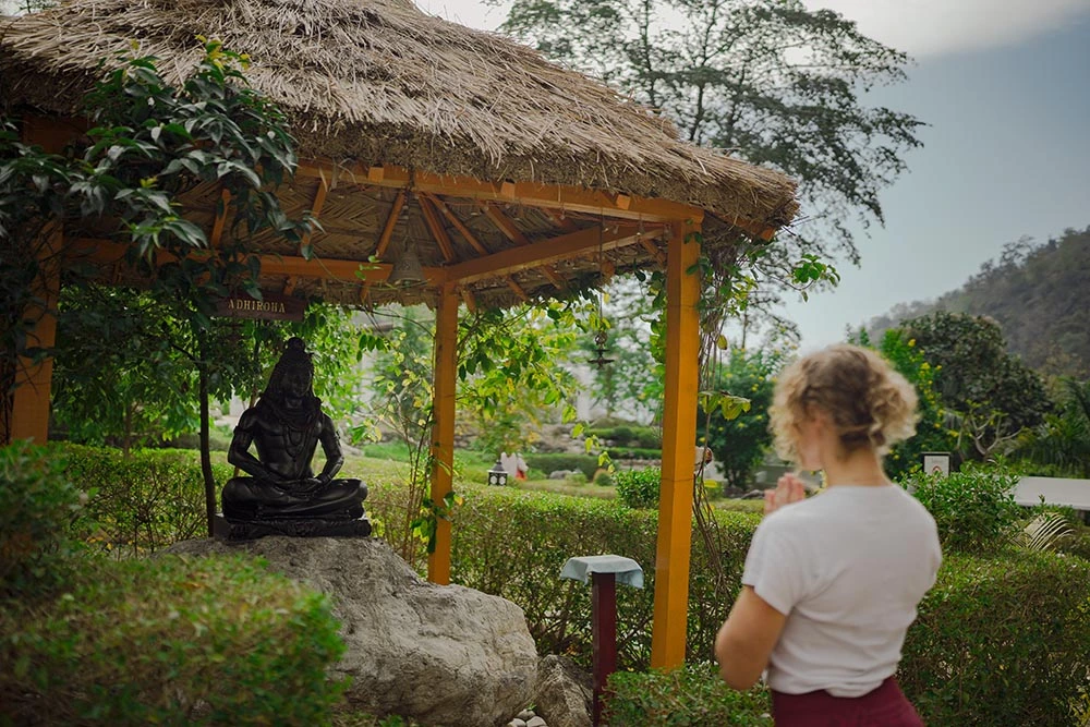 Heilige Shiva tempel voor meditatie bij Adhiroha ashram