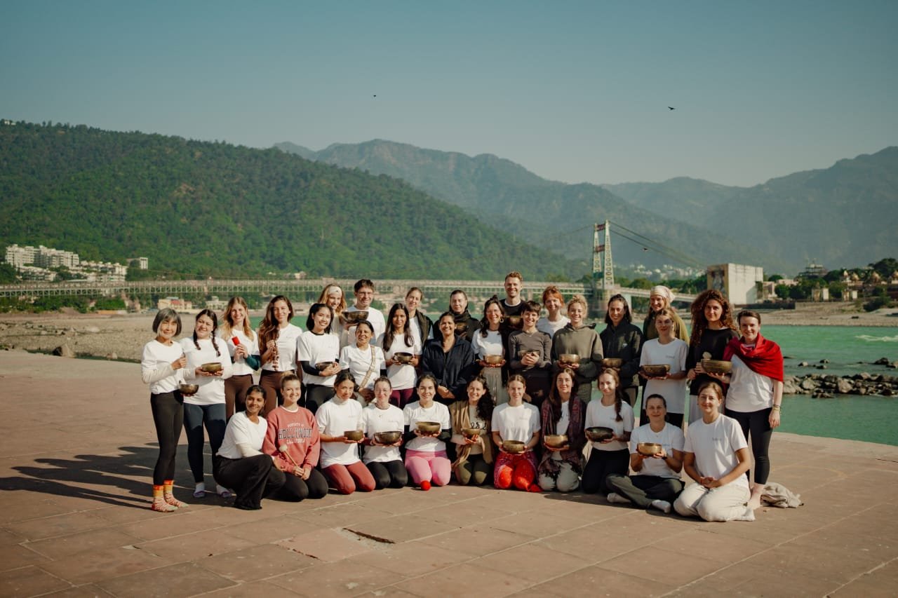Sound healing docentenopleiding met zingende kommen bij Adhiroha Rishikesh