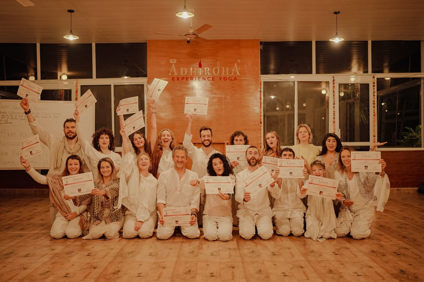 Yoga docentenopleiding certificeringsceremonie bij Adhiroha Rishikesh